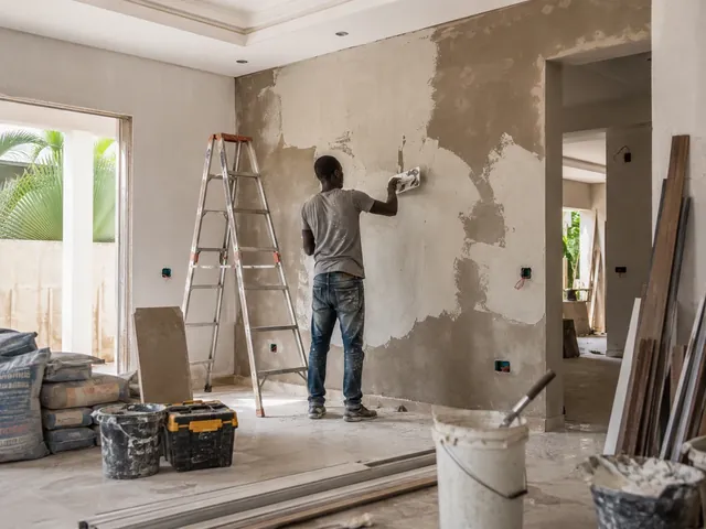 Préparation et finition des murs d’un intérieur en rénovation.
